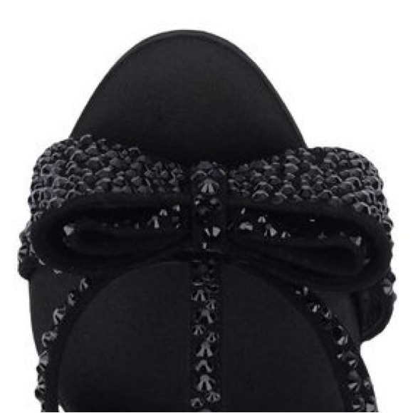 Giuseppe Zanotti
Bejeweled Bow-Toe Sandal Size 40 - Picture 6 of 6